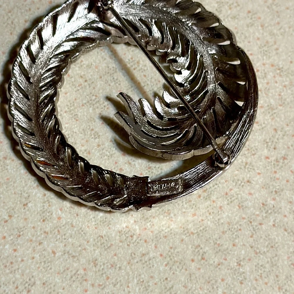 Vintage Trifari silver tone brushed and polished broach (603)